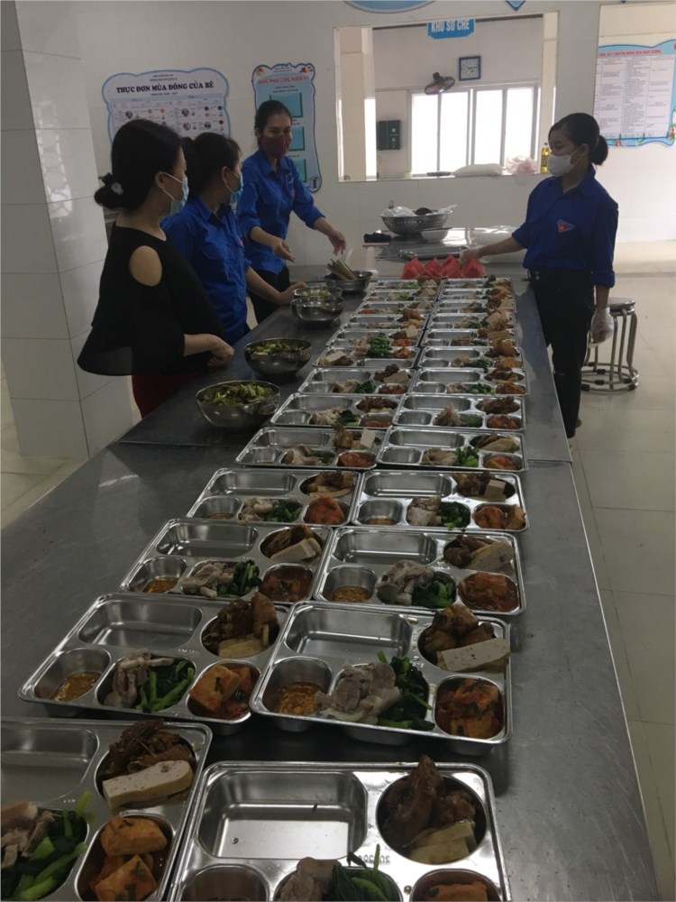 Đoàn thanh niên trường MN Đặng Xá tích cực tham gia hỗ trợ nấu ăn trưa cho đội ngũ y bác sỹ tiêm chủng phòng Covid - 19 tại xã Đặng Xá.